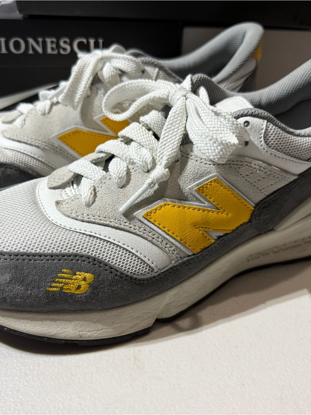 EUC Men’s New Balance 997R Athletic Running Sneakers Gray White Yellow Size 11